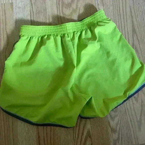 Under Armour work out shorts - Picture 2 of 4